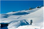 Das tief verschneite Grödner Joch bei Postkartenwetter. Foto: LPA/Josef Pernter