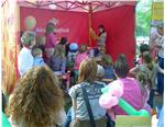 Bookstart-Leseecke beim Kinderfestival auf der Talferpromenade in Bozen./Foto Familienagentur