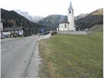 Um einen sichereren Zugang zur Pfarrkirche in St. Veit zu ermöglichen, wird die Straße um 200 Meter verlegt und ein Gehsteigs gebaut (FOTO: LPA)