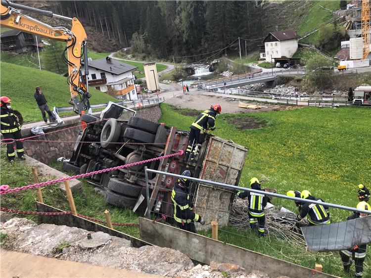 Recupero camion ribaltato