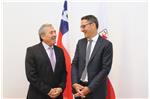 Freuen sich über die Gemeinsamkeiten Chiles mit Südtirol. Im Bild: Der Chilenische Botschafter, Fernando Ayala, und LH Arno Kompatscher. Foto: LPA/mgp