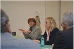 LRin Martha Stocker und Abteilungsdirektroin Laura Schrott bei der Sitzung (FOTO: LPA/bf)