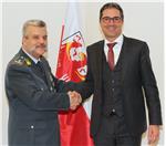 Der Kommandant der Finanzpolizei der Region, General Marcello Ravaioli, zu Besuch bei LH Arno Kompatscher in dessen Rolle als Präsident der Region. Foto: LPA/mgp