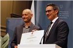Der Neurologe und Preisträger, Klaus Seppi, und LH Arno Kompatscher bei der Verleihung des Südtiroler Wissenschaftspreises 2016. Foto: LPA/mb