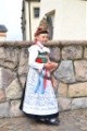 Mädchen in Tracht in St. Christina