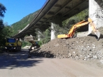 Auf Hochtouren laufen die Aufräumarbeiten auf der Brennerstraße bei Atzwang.