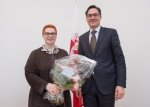 Verabschiedung mit einem Blumenstrauß: LH Kompatscher mit Generalkonsulin Berka. Foto: LPA/ohn.