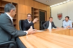 Landeshauptmann Kompatscher, Sebastian Helfer (Selfin GmbH), Walter Pardatscher (Brennerautobahn AG) und Patrick Silbernag (Brixner Stadtwerke AG) haben sich heute Abend den Syndikatsvertrag unterzeichnet - Foto: LPA/ohn