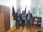 Alexandra Pöder (Land) und Maurizio Patat (Verein Beppe e Rossana Mantovan) mit dem Bürgermeister von Srebrenica Camil Durakovic (links).