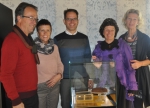 Franz und Walburga Mair (Schenker), Patrick Gasser (Direktor Touriseum), Ada Bianchini alias Sissi’s Hofdame und Ruth Engl (Touriseum) mit dem Sissi-Kuchen (FOTO:Touriseum)