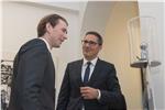 Minister Kurz und LH Kompatscher vor dem Mikrofon, das Magnago bei seiner Sigmundskroner Rede benutzt hat - Foto: LPA/ohn