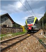 Die Gleise, der Gleisunterbau und die Oberleitung entlang der gesamten Bahnlinie und in den Bahnhöfen der Bahnlinie Innichen-Bruneck werden erneuert