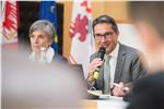 LH Kompatscher und Carmen Springer von der Landesabteilung Mobilität bei der heutigen Sitzung der EUSALP-Aktionsgruppe Mobilität - Foto: LPA/ohn