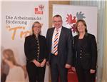 Antonella Chiusole ("Agenzia del Lavoro delTrentino", stellvertretend für LR Olivi), LR Johannes Tratter und LRin Martha Stocker (v.l.n.r.) bei dem heutigen Treffen in Innsbruck