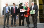 Familie Hager (Mitte) mit LR Florian Mussner (rechts), Ressortdirektor Valentino Pagani (1. von links) und Museumsdirektor Vito Zingerle (FOTO:LPA/Landesabteilung Museen)