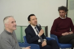 Landesrat Christian Tommasini (Mitte) mit Don Mario Gretter (l.) und Alessandro Cuccato von Vetroricerca (r.) bei der Eröffnung des Infopoint zu den neuen Glasfenstern der Dominikanerkirche - Foto: LPA/M.Diquirico