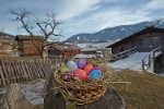 Der Osterhase und seine fleißigen Helfer haben wieder mehrere hundert Eier im gesamten Freigelände des Volkskundemuseums versteckt (FOTO: Volkskundemuseum)