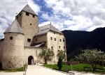 Angenehme Frische und die interessante Sonderausstellung „1914-1918. Jenseits aller Grenzen. Die Ladiner erzählen ihre Geschichte“ warten hinter den dicken Mauern von Schloss Thurn auf die Besucher (FOTO: Museum Ladin)