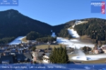 Was nicht vom Himmel fällt, muss künstlich erzeugt werden: Die Wetterkamera zeigt den Einsatz von Schneekanonen in St. Vigil in Enneberg.