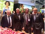 Agrarlandesrat Schuler (2.v.re.) beim Südtirol-Stand der "Fruit Logistica" mit (v.li.) Vi.P-Direktor Wielander, VOG-Obmann Kössler, VOG-Direktor Dichgans.