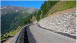 Schlicht und sicher präsentiert sich die über 50 Jahre alte  hochalpine Straße auf den auf 2474 Meter Meereshöhe gelegenen Grenzpass Timmelsjoch